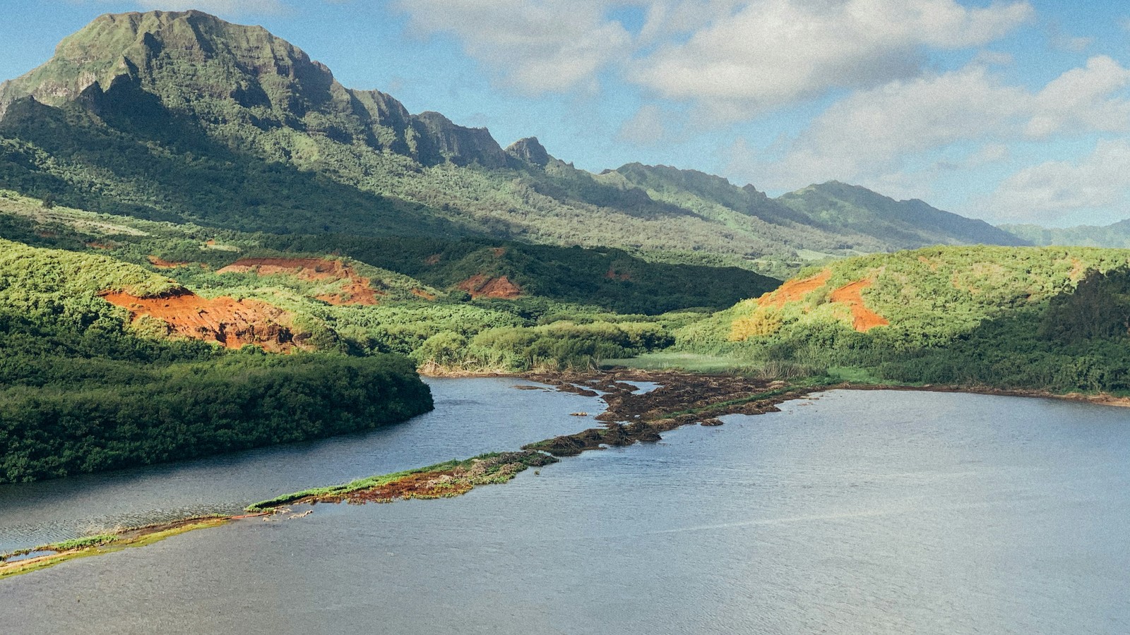 Alekoko (Menehune) Fish Pond and the Haupu ridge in Līhuʻe.